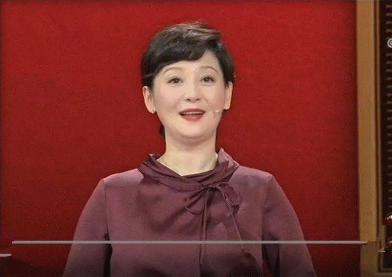 在央视镜头下徐帆老了脸发福脖颈纹焉瘪穿紧身旗袍肚腩横生