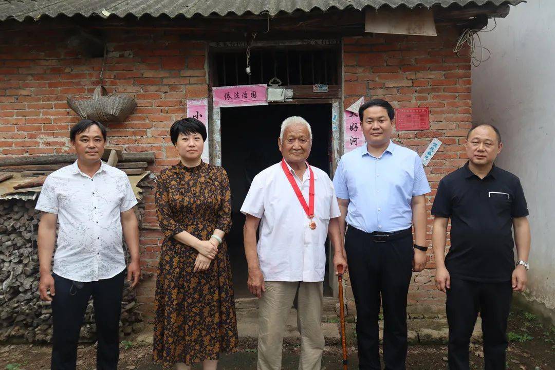 慰问组一行先后来到机关家属院,社会事务中心,石畈村,李岗村,为4名