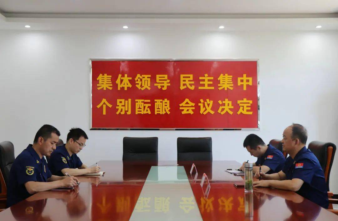 观看一次警示教育片组织全体指战员集中观看"正风反腐就在身边"4集