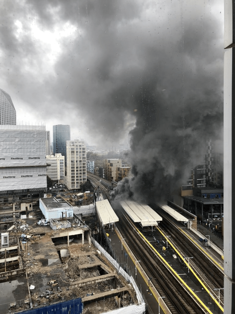 伦敦地铁站突发大火