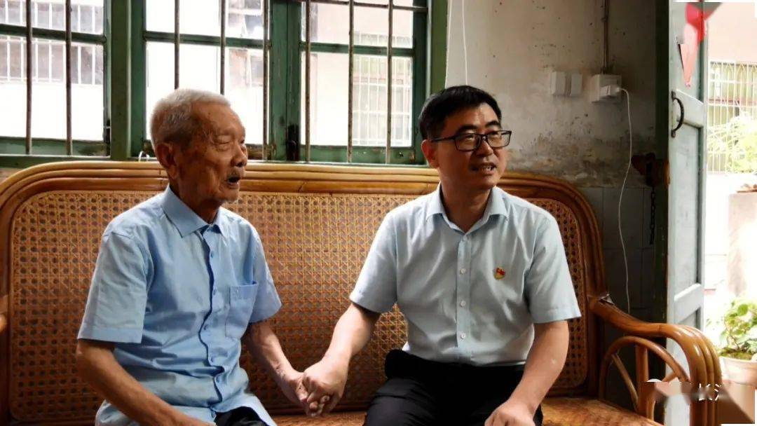 江桂生指出,老党员不忘本色勤奋敬业,为地方经济社会发展作出了突出