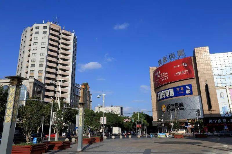 带动了新一轮的松江商业发展,从中山中路上的松江商城,云间商厦,百货