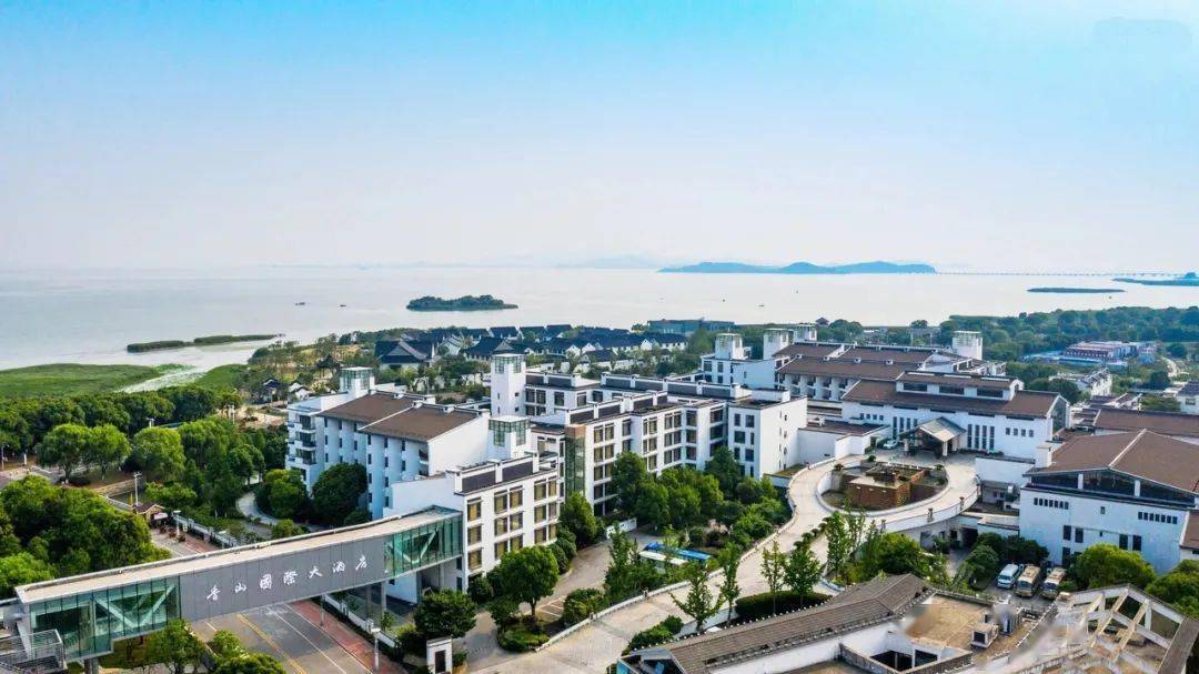 1 住在太湖 苏州香山国际大酒店位于"人间天堂"苏州太湖之滨,信步可览