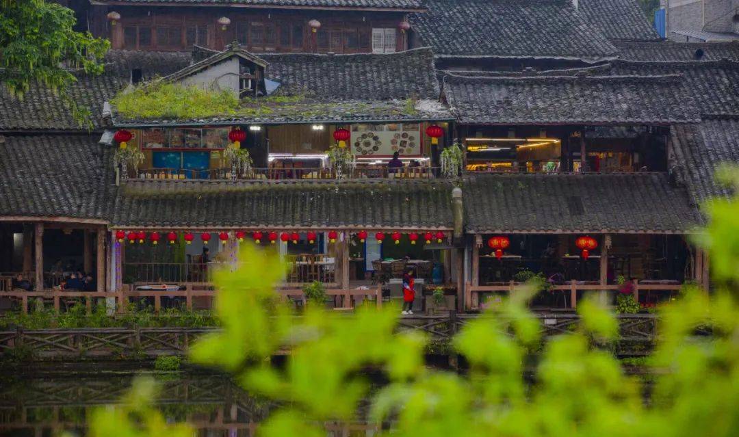 賞美景柳江古鎮煙雨色青山綠水間做一日閒人