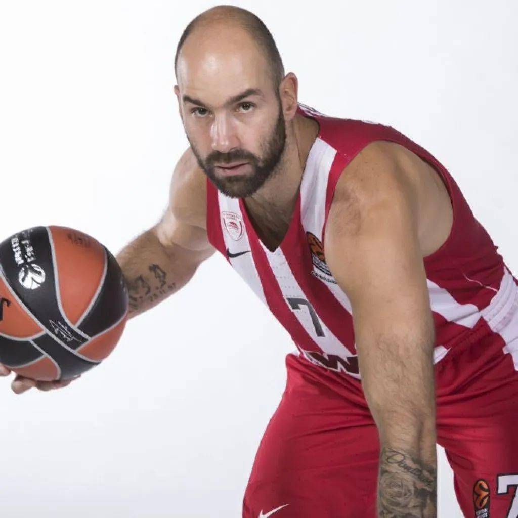 这几天有一个新闻,斯潘诺里斯宣布退役了,打了21年之后,他终于打不动