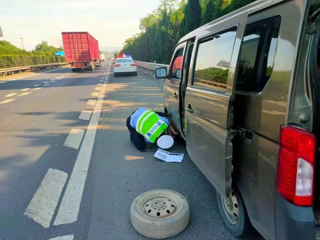 坐标青岛:女车主行车遇爆胎 高速交警暖心施救_搜狐汽车_搜狐网