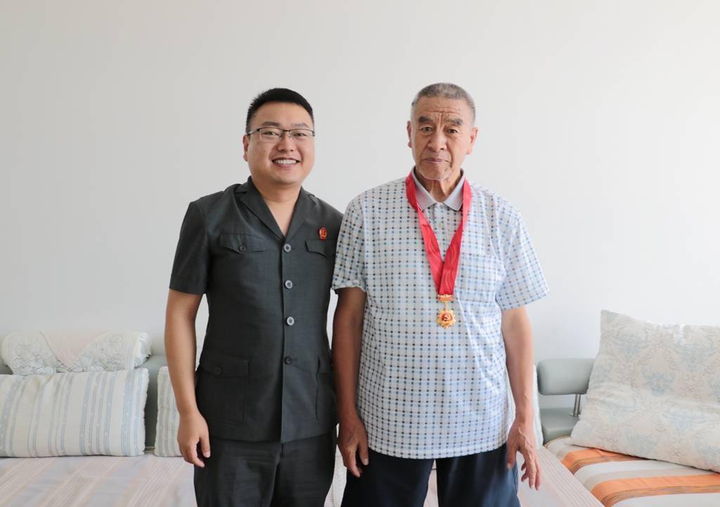 子长法院为老党员上门颁发"光荣在党50年"纪念徽章