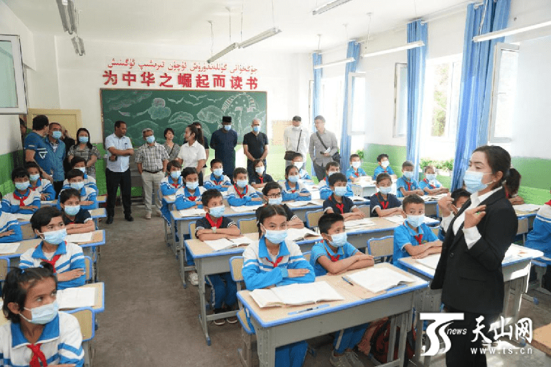 代表团参观喀什地区伽师县农村供水总站.