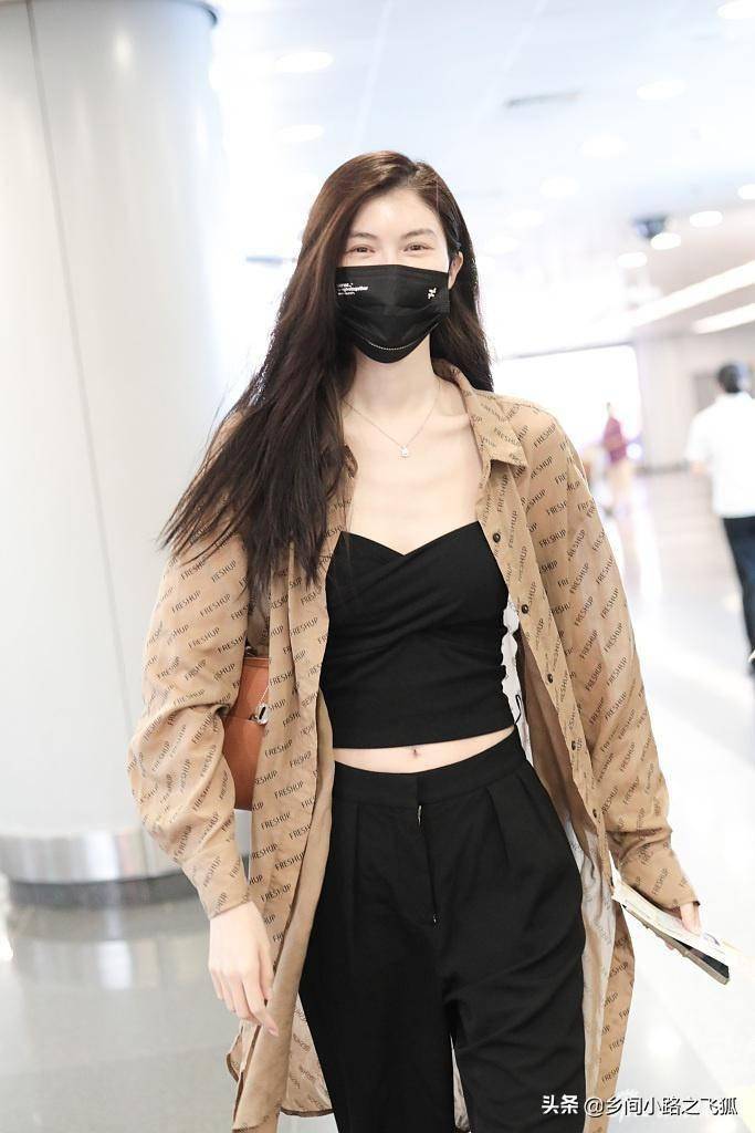 何穗穿露脐装秀小蛮腰 长衫飘飘肌肤白到发光