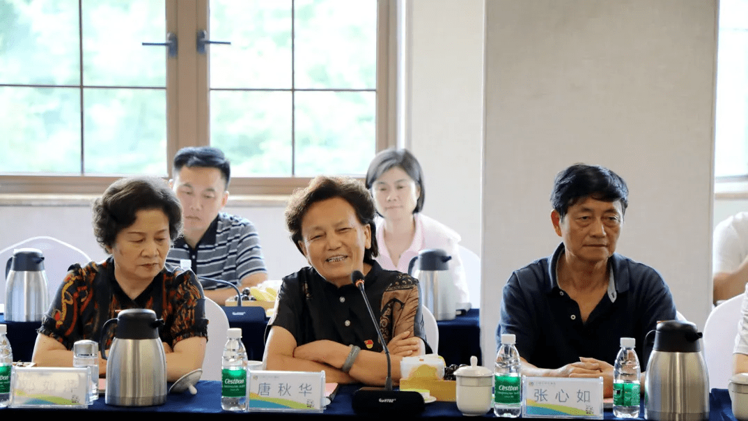 "座谈会上,离退休干部杨世章,刘光本,童德懋,唐秋华,徐志文等踊跃发言