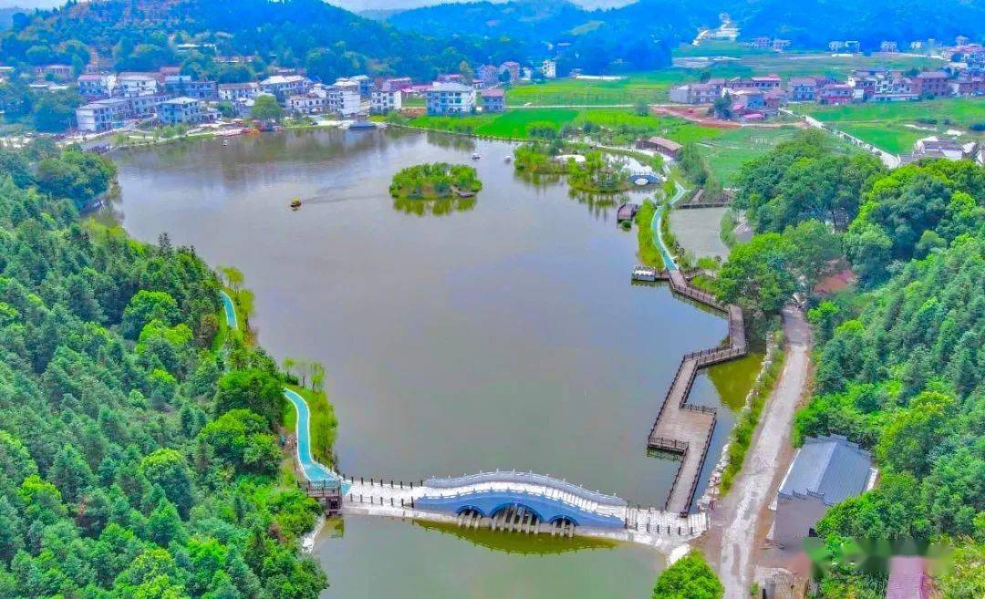 有着"小西湖"美誉的泉之源乡村公园,地处萍乡市上栗县上栗镇泉塘村