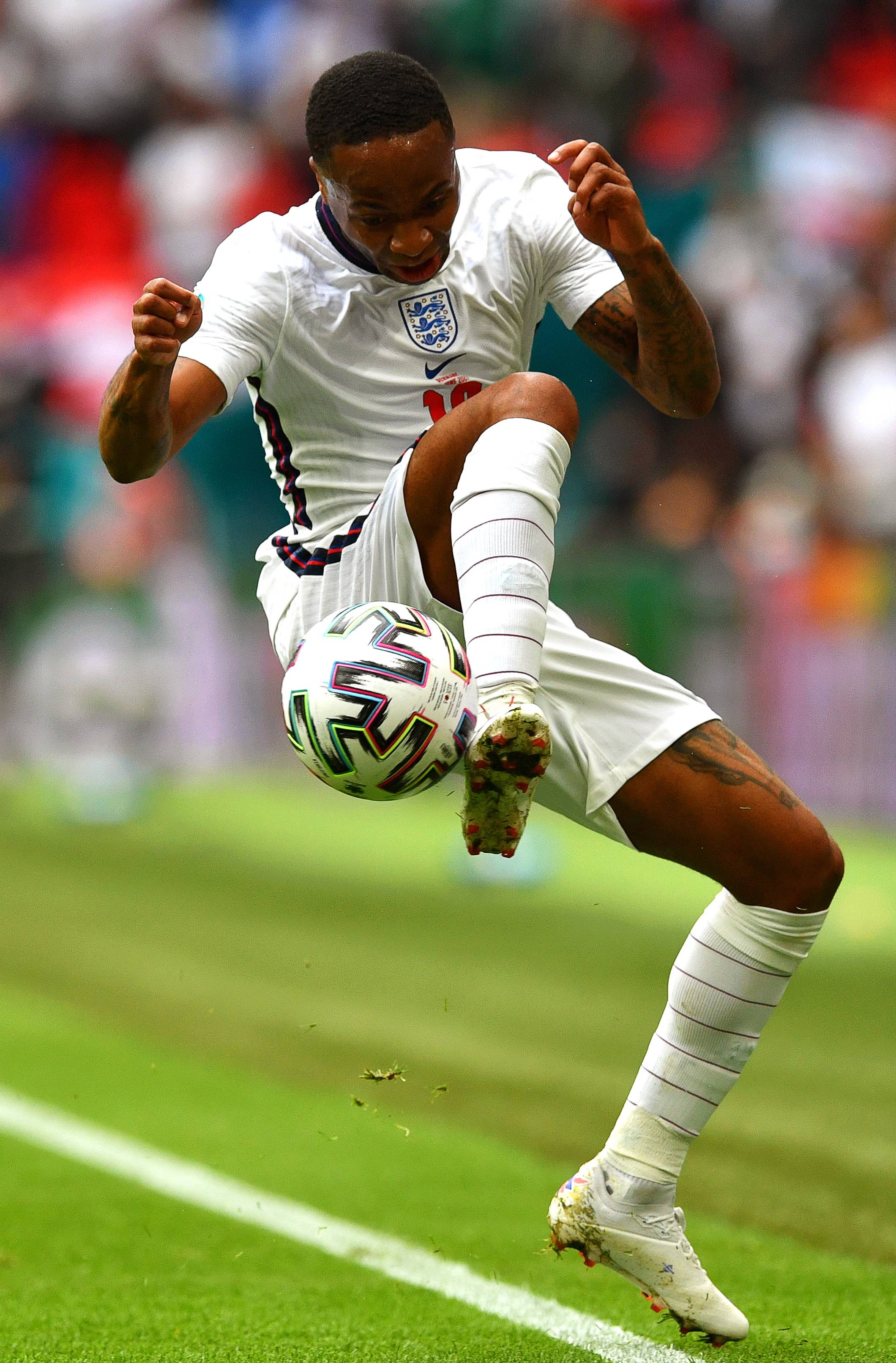 6月29日,英格兰队球员斯特林控球.