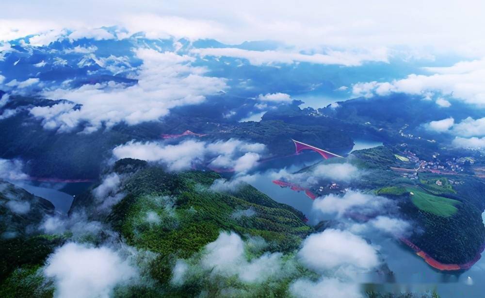 水域面积32平方公里的浙江遂昌仙侠湖,从高空俯瞰,仿佛一块翡翠镶嵌在