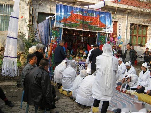 在外去世脚前头后入棺晚上去世的家属过年要在村里讨5家饭吃