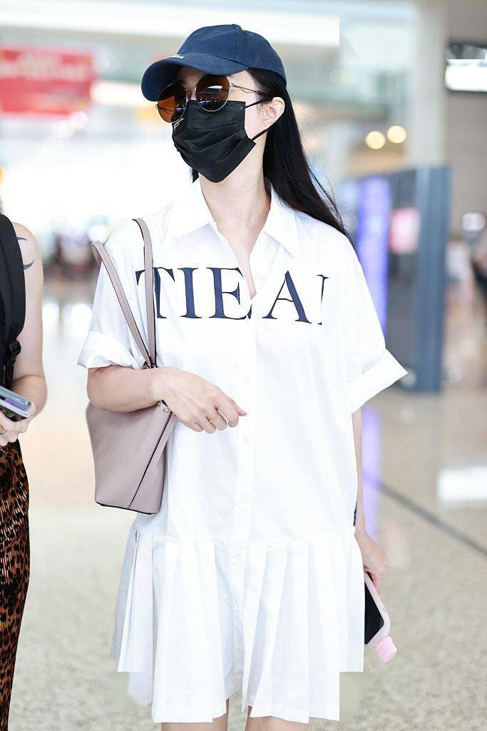 范冰冰穿uti衬衫裙肩背valentino包袋清爽休闲