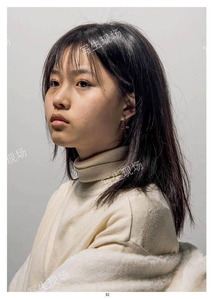 写生现场肖像照片在形体饱满程度和黑白灰层级关系上做了加强光影关系