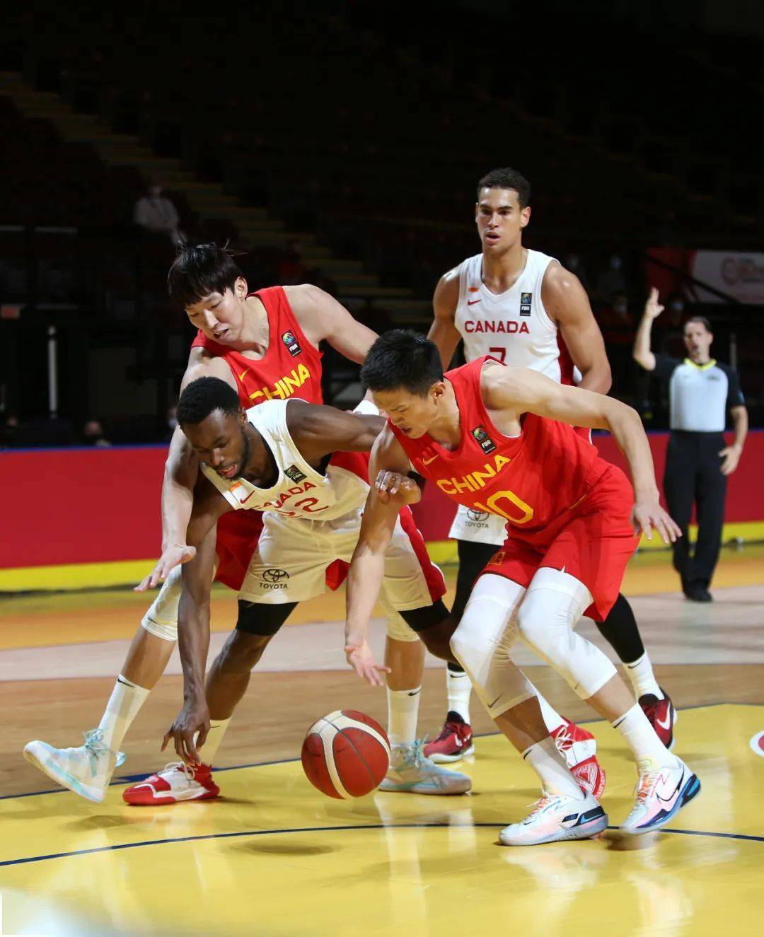 奥运落选赛:中国男篮不敌加拿大男篮