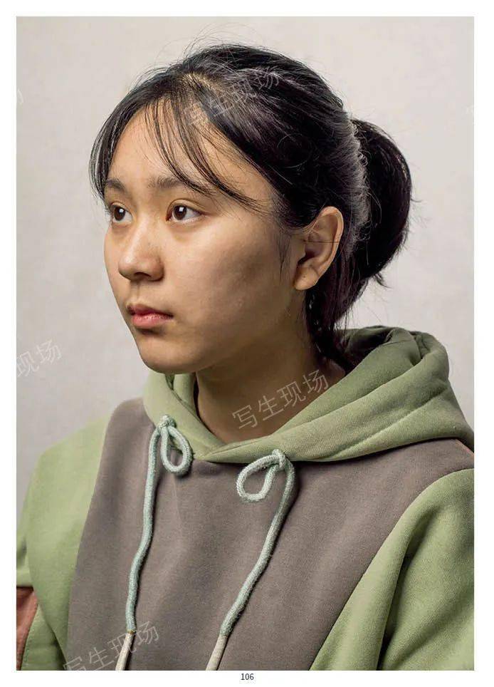 写生现场肖像照片在形体饱满程度和黑白灰层级关系上做了加强光影关系