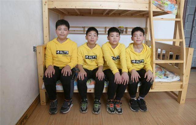 四胞胎男孩出生时轰动一时18年后全部考上大学母亲非常知足