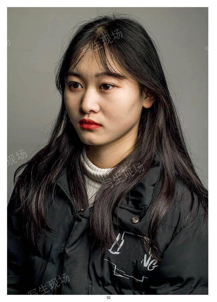 写生现场肖像照片在形体饱满程度和黑白灰层级关系上做了加强光影关系