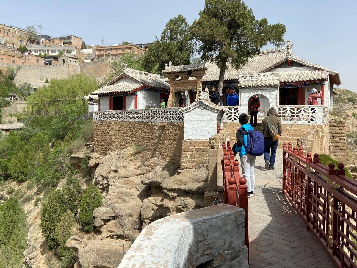 佳县香炉寺黄河边三面临空的一座四百年小庙