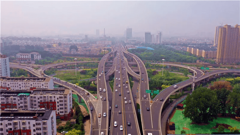临沂市区陶然路向北进入蒙山高架匝道正式通车