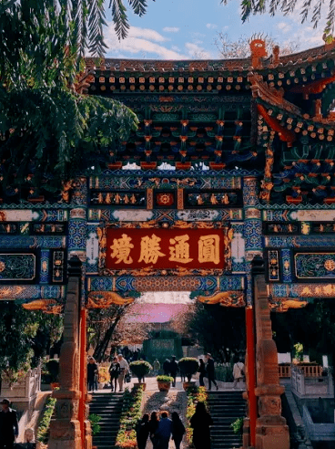 忠爱坊,到消匿于历史中的万寿无疆坊,再到而今闹市中的正义坊,又或文