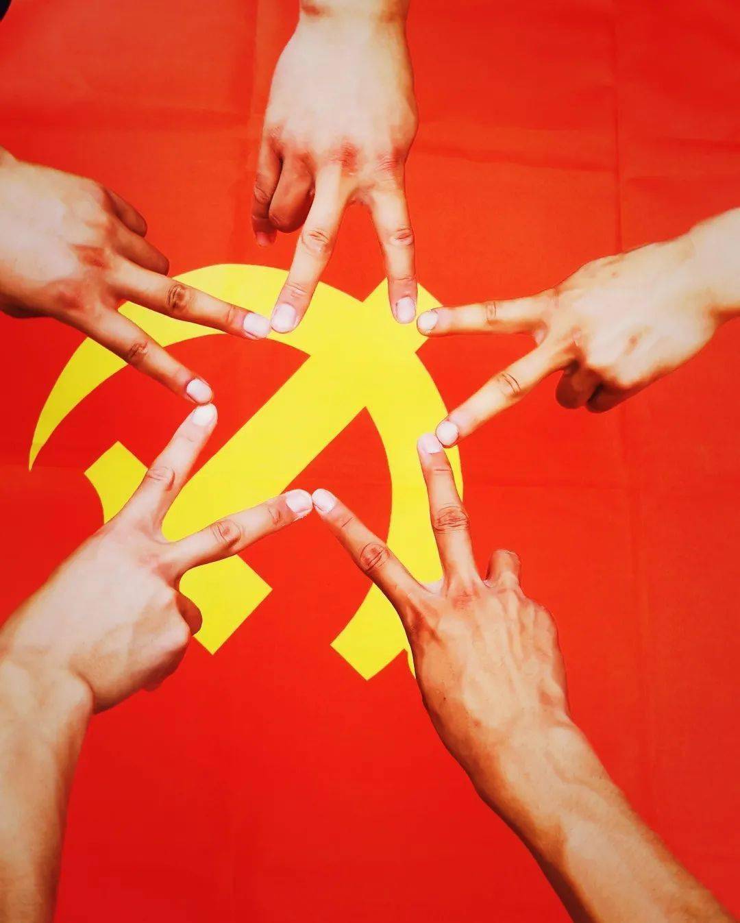 建党百年丨百年党旗红蓝焰铸忠诚