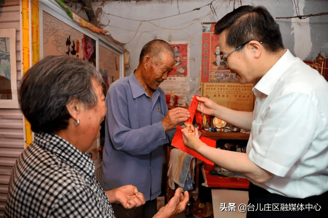 台儿庄刘涛带队走访慰问退役军人和困难党员