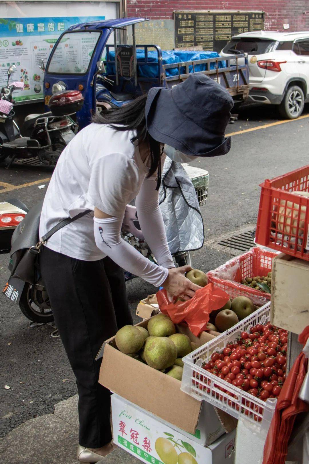 笑盈盈的水果摊老板娘总能让我甘心消费,"多吃水果皮肤才好嘞~""好嘞