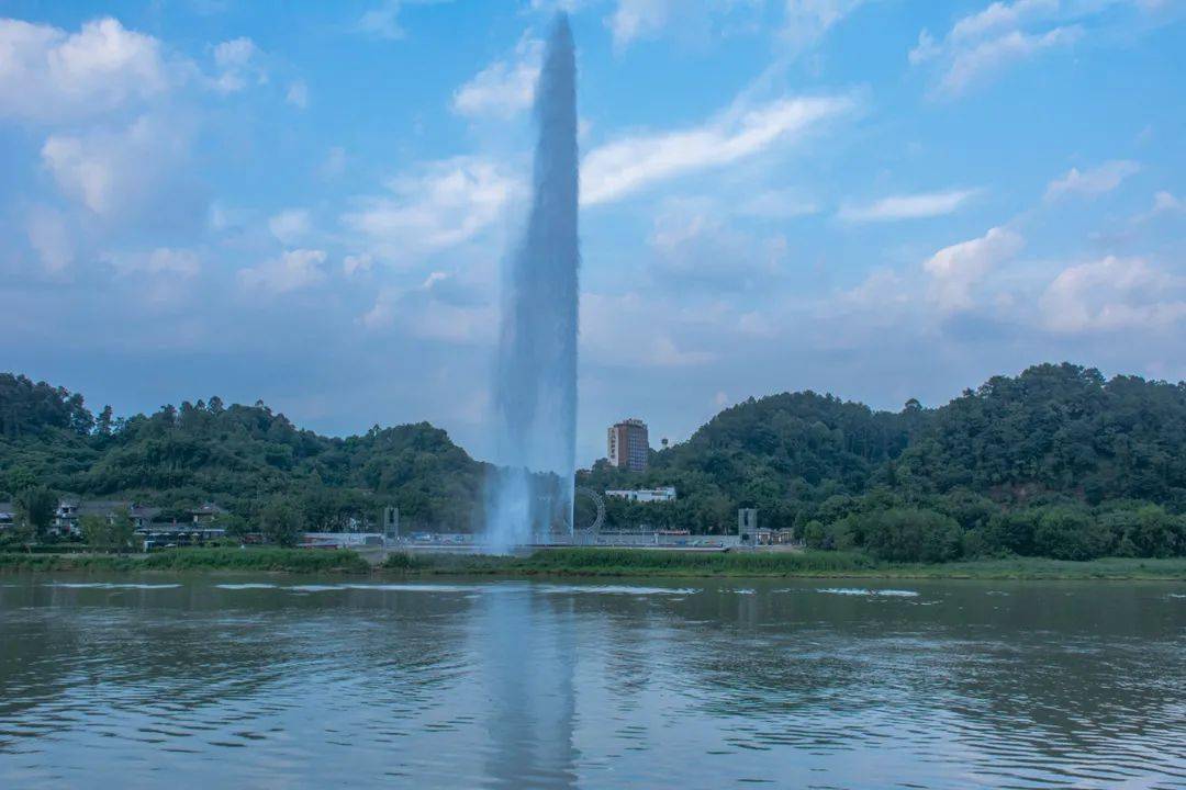 亚洲第一高喷泉图片