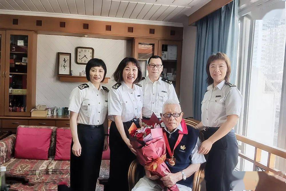 杭州海关党委委员,副关长孙荣燕带队慰问离休干部黄之川,黄老是杭州关