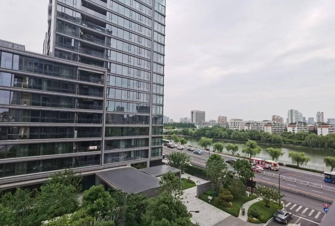法拍房源位于杭州市下城区凤起潮鸣府7幢2单元502室,楼栋为2单元14层