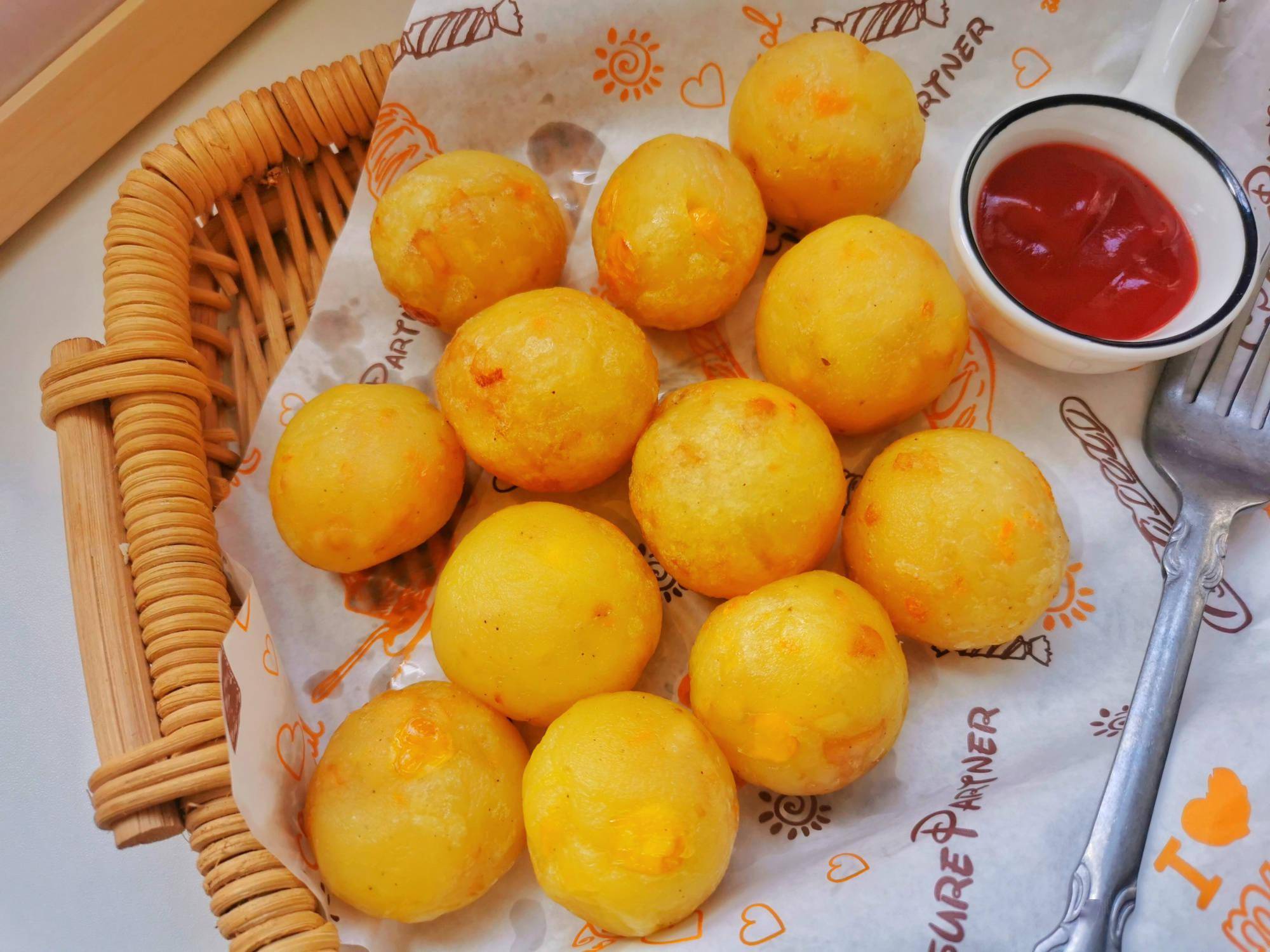 土豆又有新吃法,外酥里软还拉丝,不需要面包糠,专治夏天没食欲