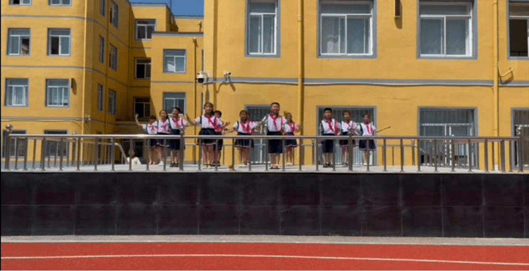 市总工会为英华小学捐赠校服,真正解决了学生家庭的实际困难,让孩子们