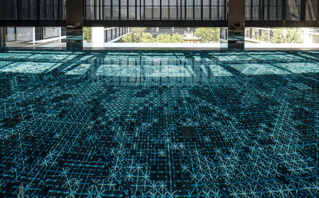 将平面的画布转化为立体的泳池空间在创作,使西塘良壤的丁乙艺术泳池