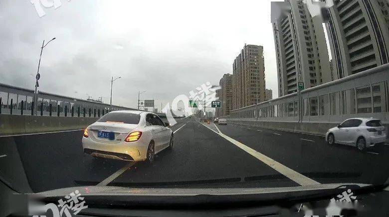 惊险嘉兴这个司机真任性高架出口实线变道右转弯网友建议回炉重学
