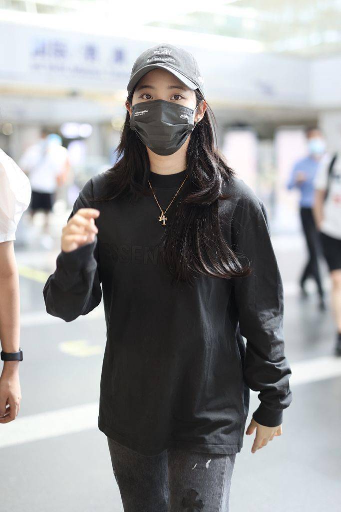 欧阳娜娜长袖t恤牛仔裤时髦俏皮