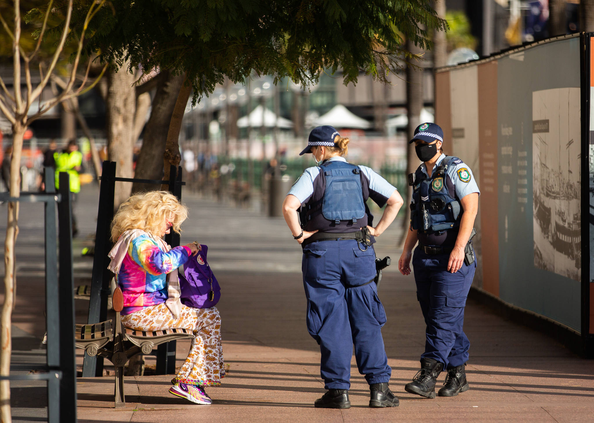 7月5日,警察在澳大利亚悉尼市中心的街道上执勤