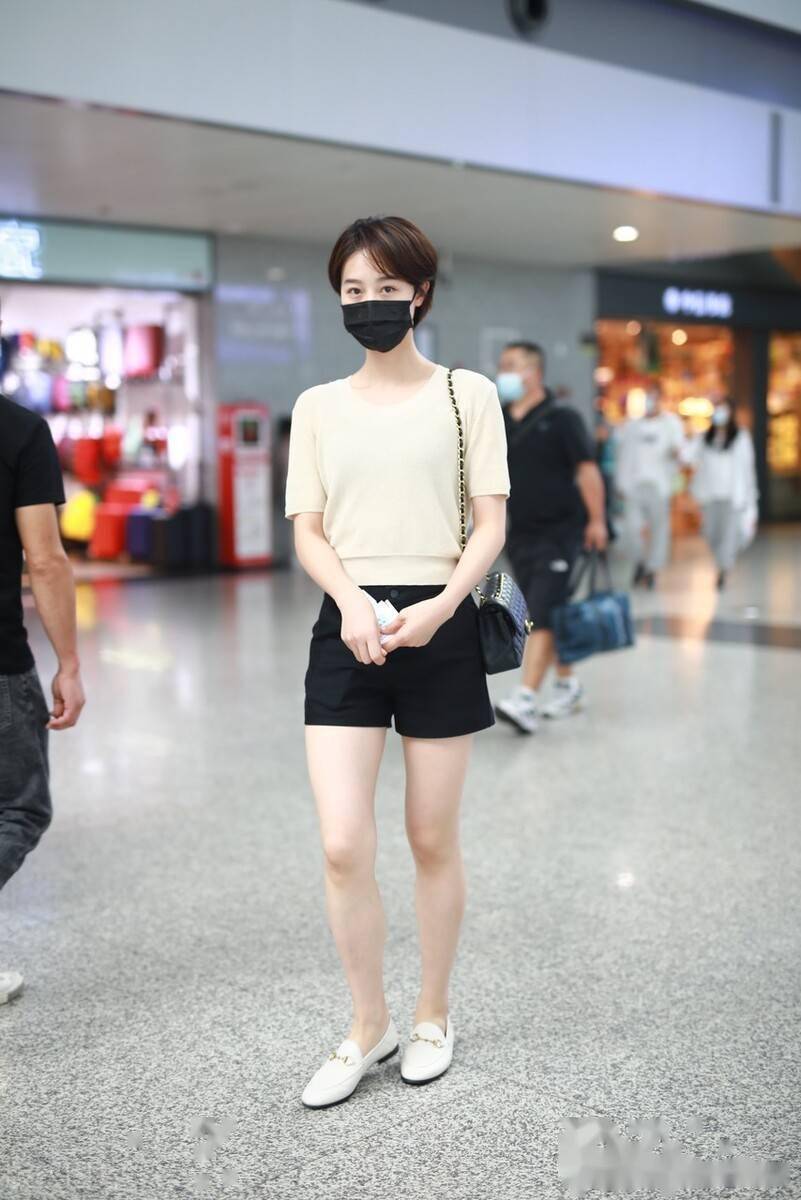 街拍蓝盈莹米色针织短袖黑色超短裤乐福鞋优雅干练