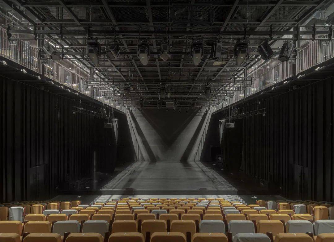 上图:蜂巢剧场的外立面与入口下图:蜂巢剧场的内部决定采用传统形态后