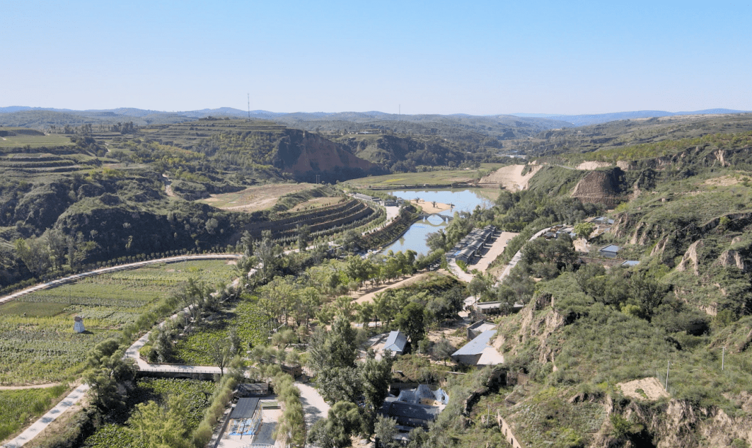 榆阳区古塔镇赵家峁村地处山大沟深的黄土高原腹地,辖5个村民小组261