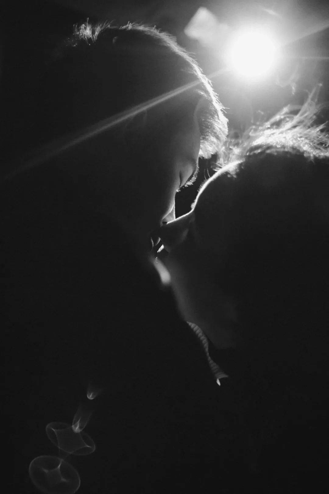 情侣接吻聊天背景图片