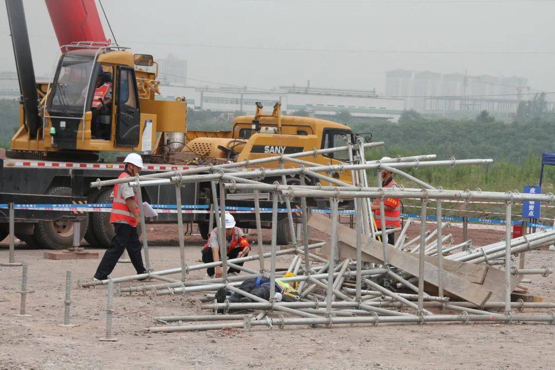 大庆中冶建工交通公司重庆空港p分区项目部开展起重吊装事故应急演练