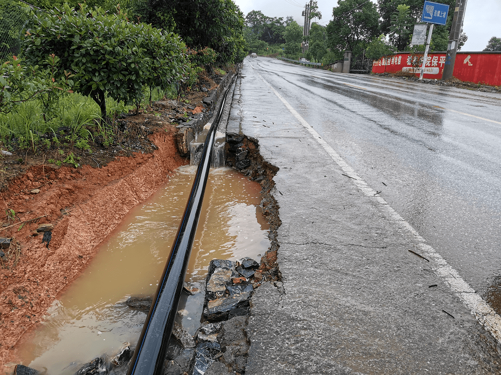 闻"汛"而动!咸宁公路全力应对暴雨天气