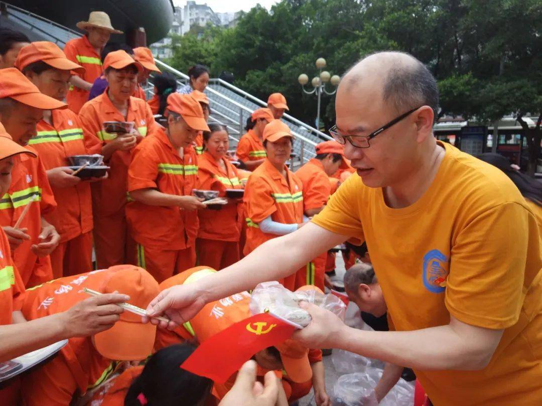 人心|爱心早餐暖人心，环卫工人笑开颜！