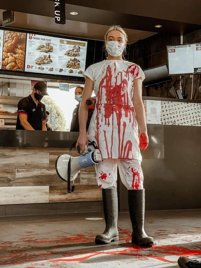 刚从丧尸片中走出来的丧尸一样……看起来就像是全身上下到处都是血!