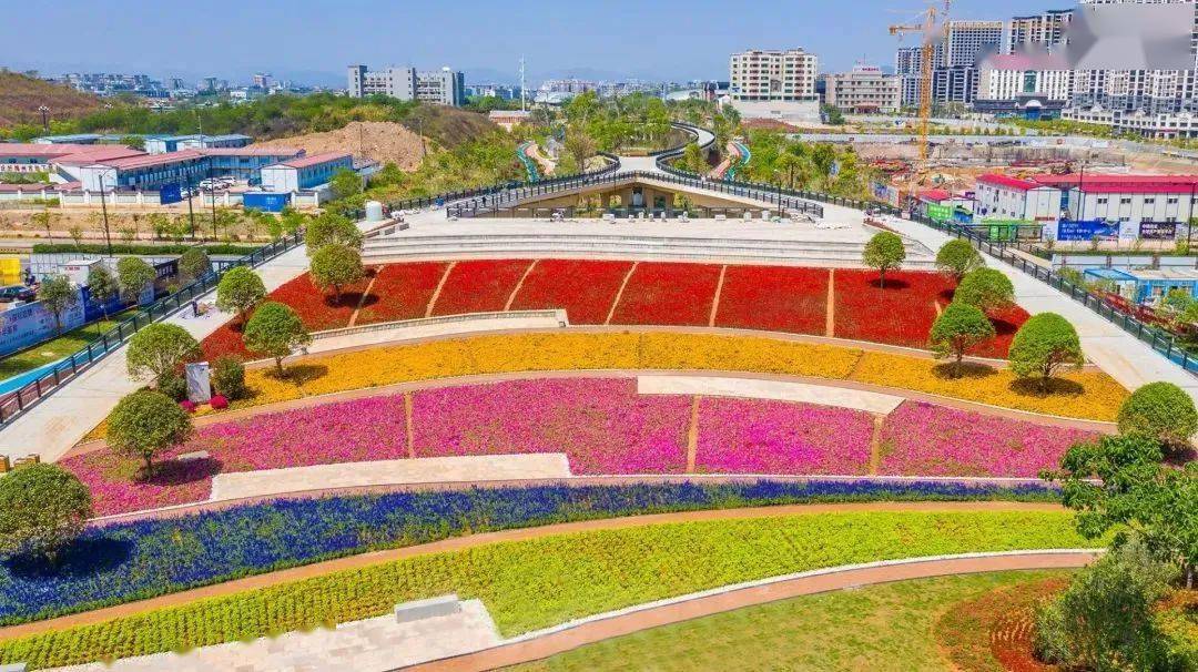 3万㎡绿轴公园,九大花海环绕,纵享城芯自然氧居;沿着绿轴公园直达剑英