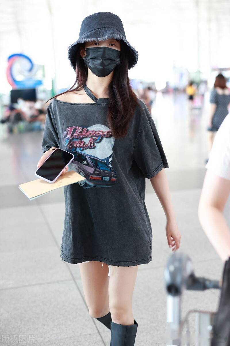 街拍:刘些宁身穿宽松t恤,脚踩高筒靴秀好身材
