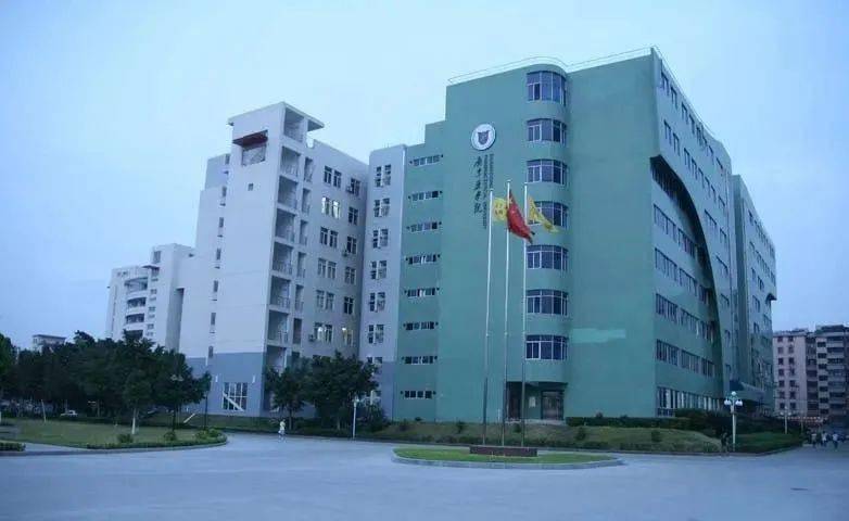 广东药科大学赤岗校区位于广州市海珠区赤岗江海大道中.